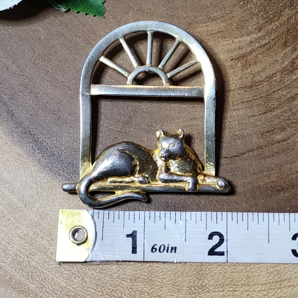 Vintage Whimsical Signed JJ Gold Toned Cat In Window Brooch